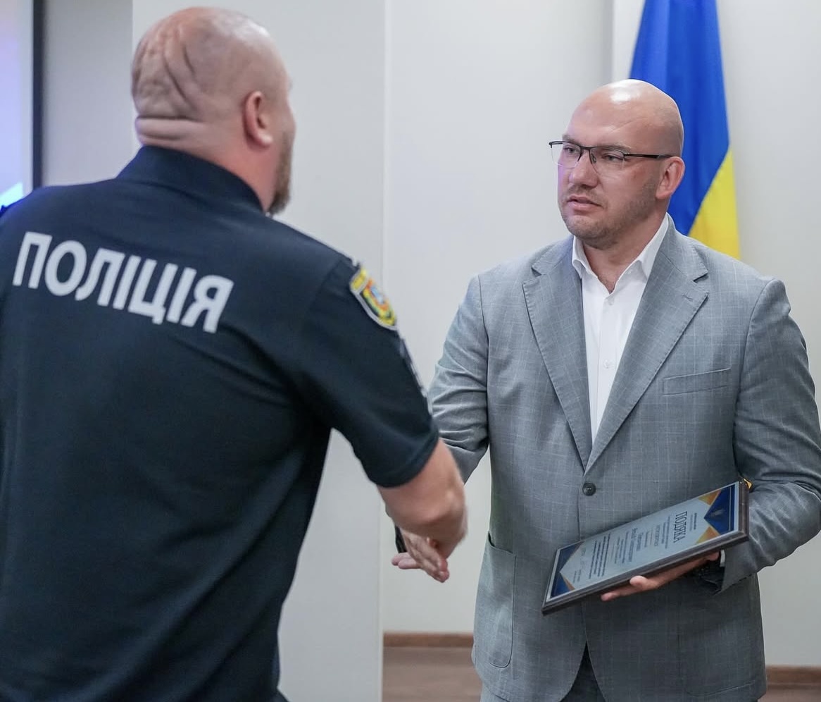 Жук удосужился получить дипломы от Леонова